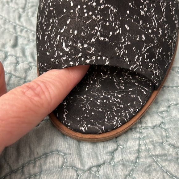 Amalfi By Rangoni Sz 7.5m. Black Peep Toe. Block wooden heel. Italy made. NWOB - Picture 5 of 10